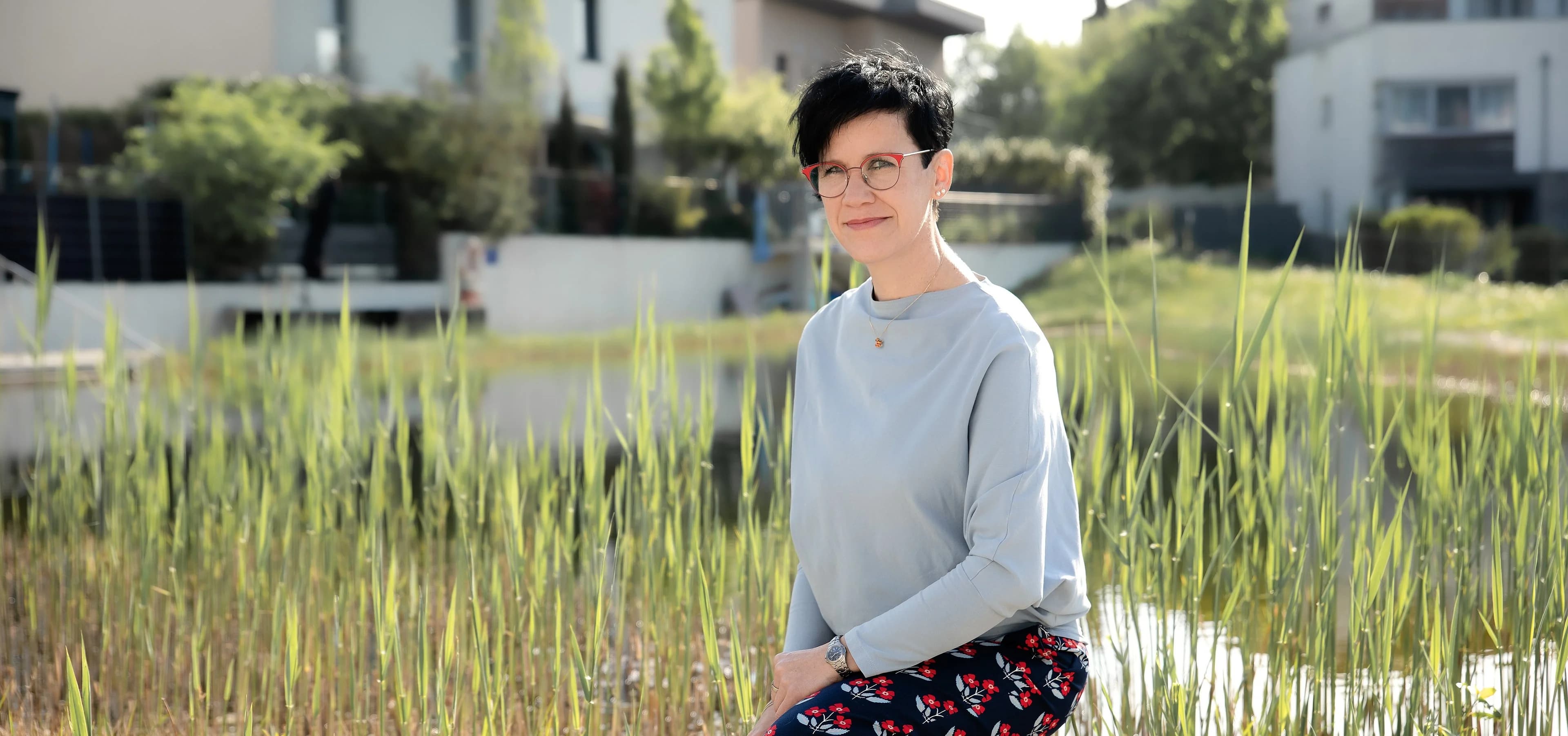 Psychotherapeutin Christina Spitzer im Freien – Praxis in Spillern bei Stockerau